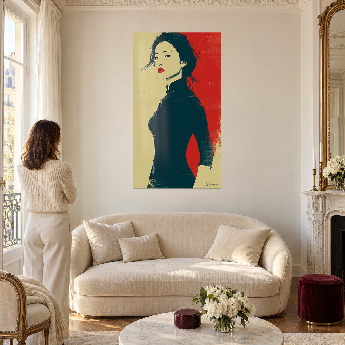 Tableau femme au cheongsam noir, lèvres rouges et mèches au vent sur fond beige et rouge, au-dessus d'un canapé dans un salon lumineux