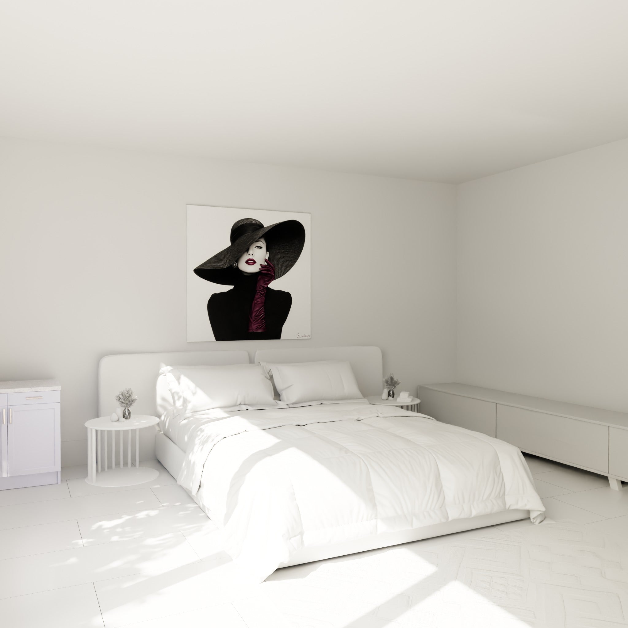 Portrait élégant au chapeau anthracite et gant prune, accroché au-dessus d'un lit dans une chambre claire