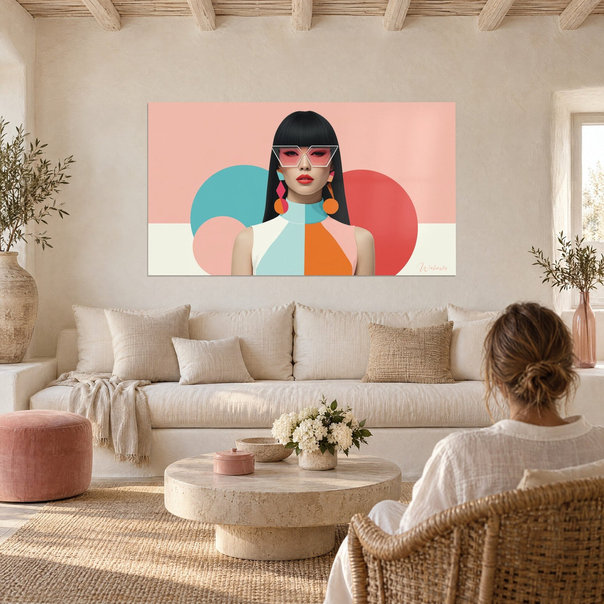 Tableau mannequin à frange noire et lunettes géométriques, cercles turquoise et corail, au-dessus d'un canapé dans un salon lumineux