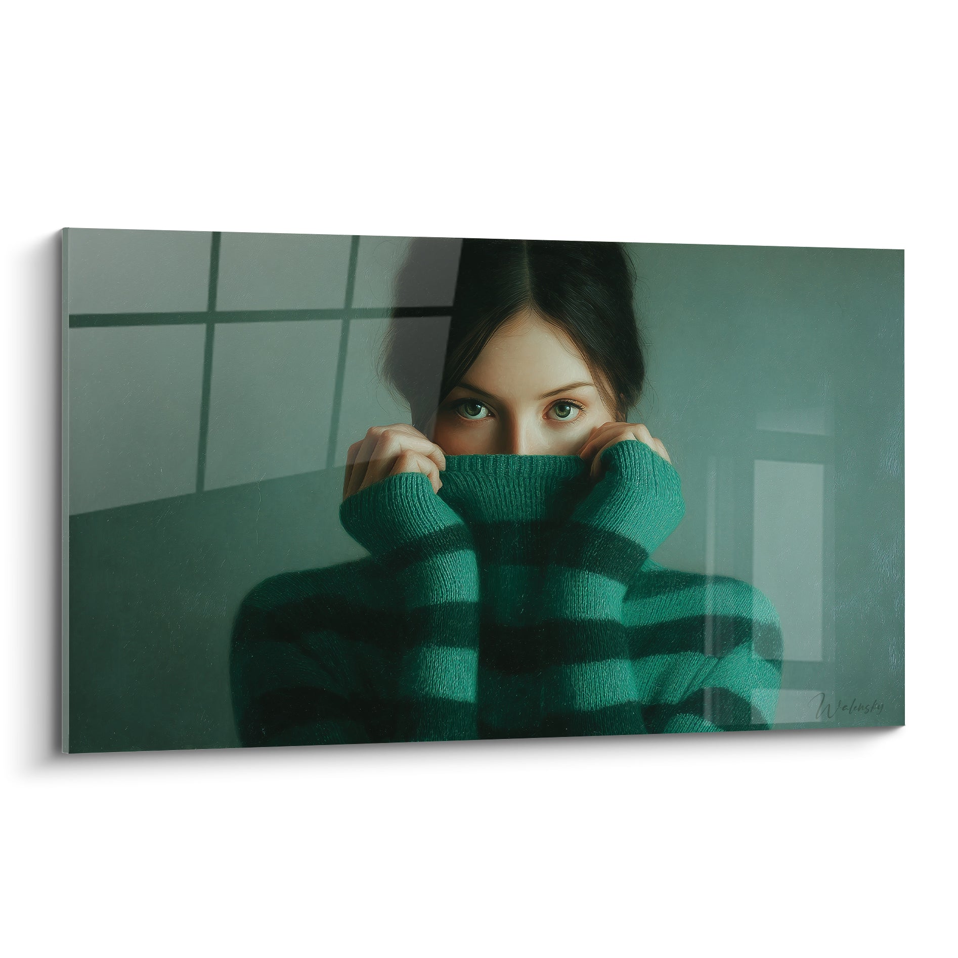 Femme au regard vert intense cachée sous un pull émeraude et anthracite rayé, illustration de mode