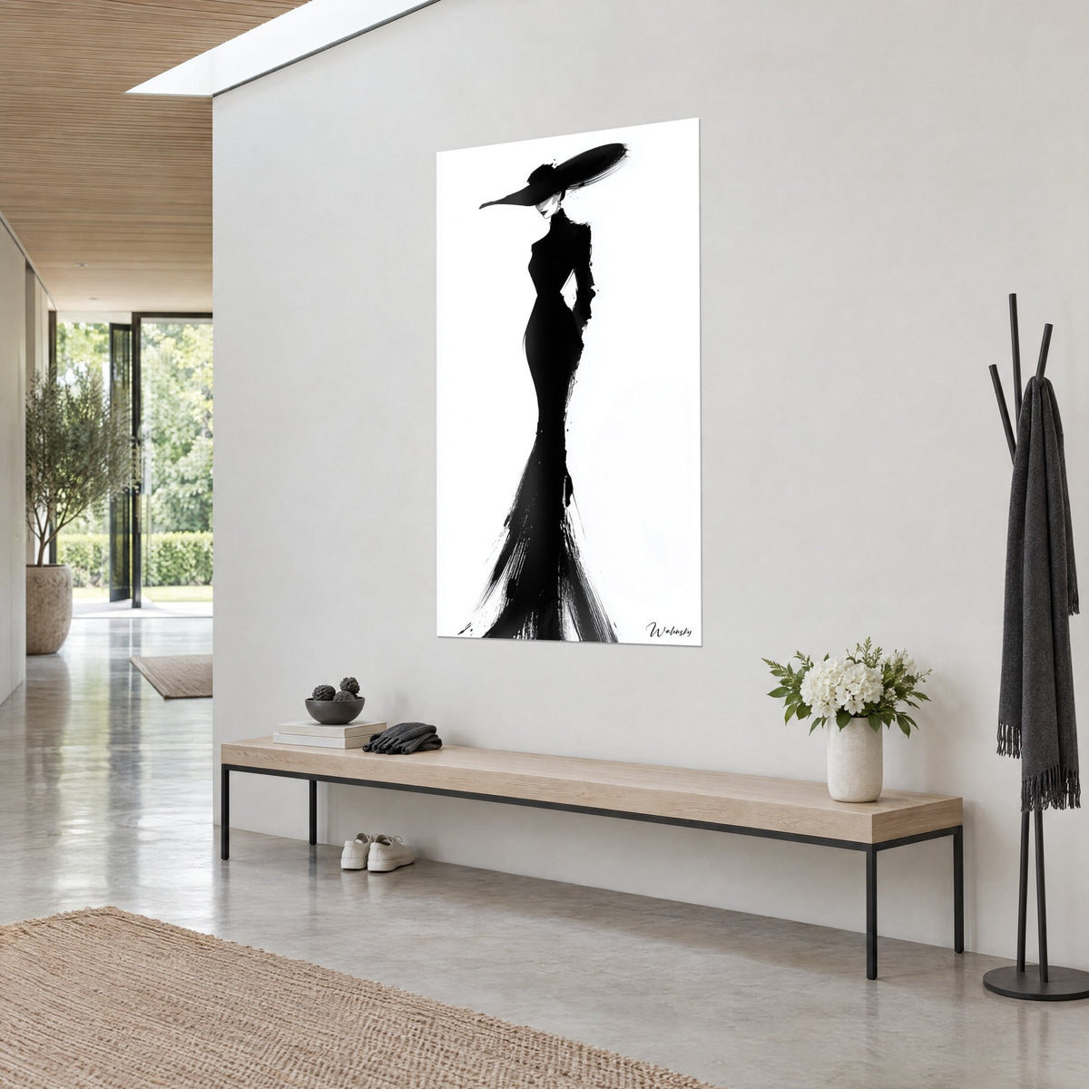 Tableau mannequin stylisé coiffé d'un immense chapeau noir, traînée de coups de pinceau à l'encre, mur gris, banc en chêne clair