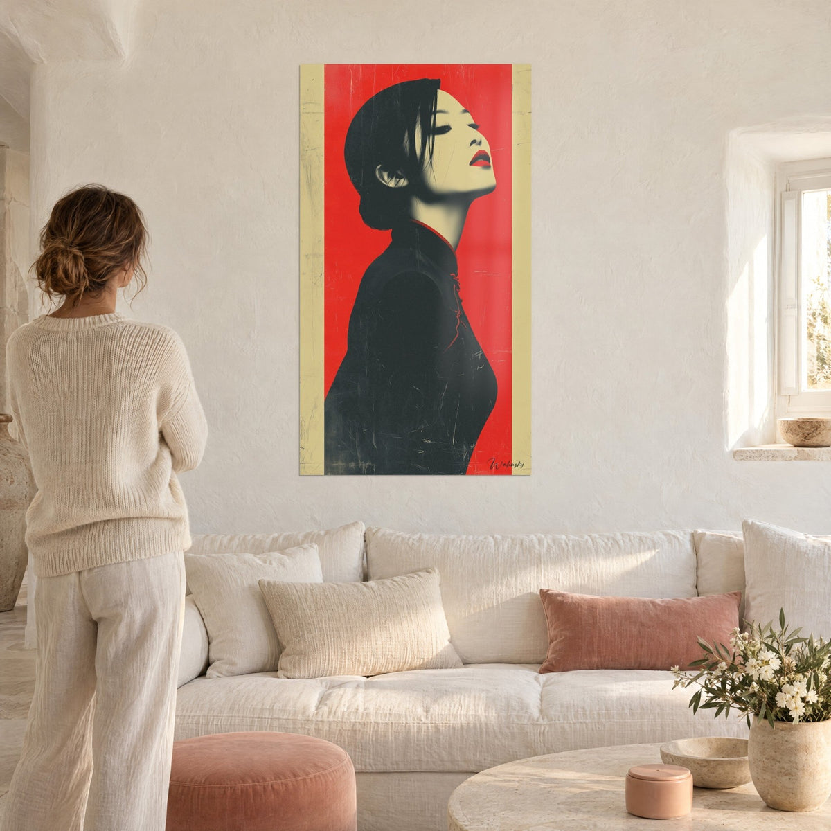 Gemälde Frauenporträt im Profil mit roten Lippen auf scharlachrotem Hintergrund, von einer Frau von hinten betrachtet, über einem Sofa in einem hellen Wohnzimmer