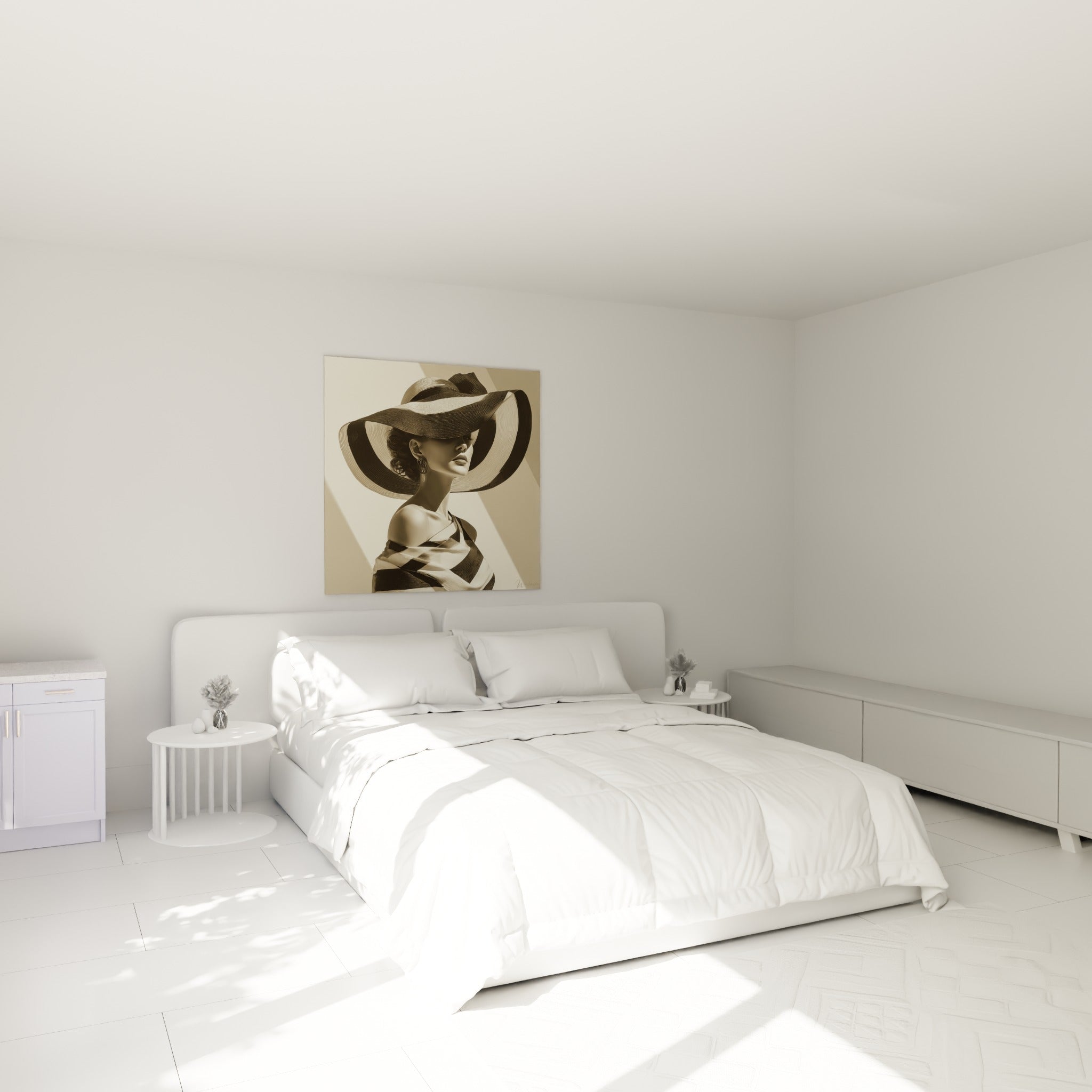 Femme au large chapeau noir et beige, drapé rayé sur l'épaule, au-dessus d'un lit dans une chambre claire
