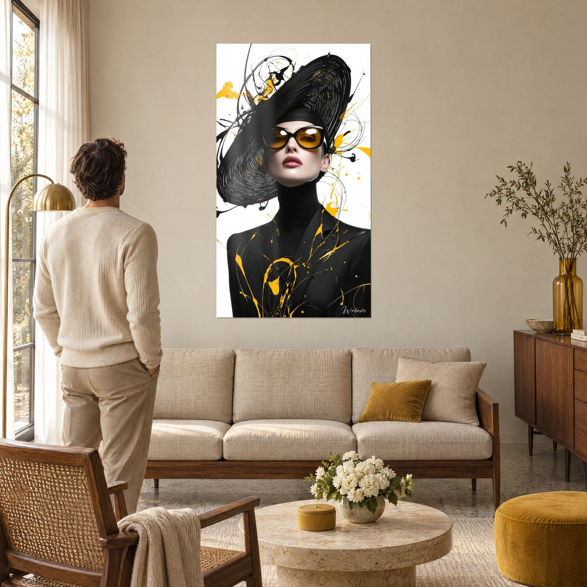 Tableau élégante au grand chapeau noir et lunettes ambrées, éclaboussures jaunes, au-dessus d'un canapé dans un salon lumineux