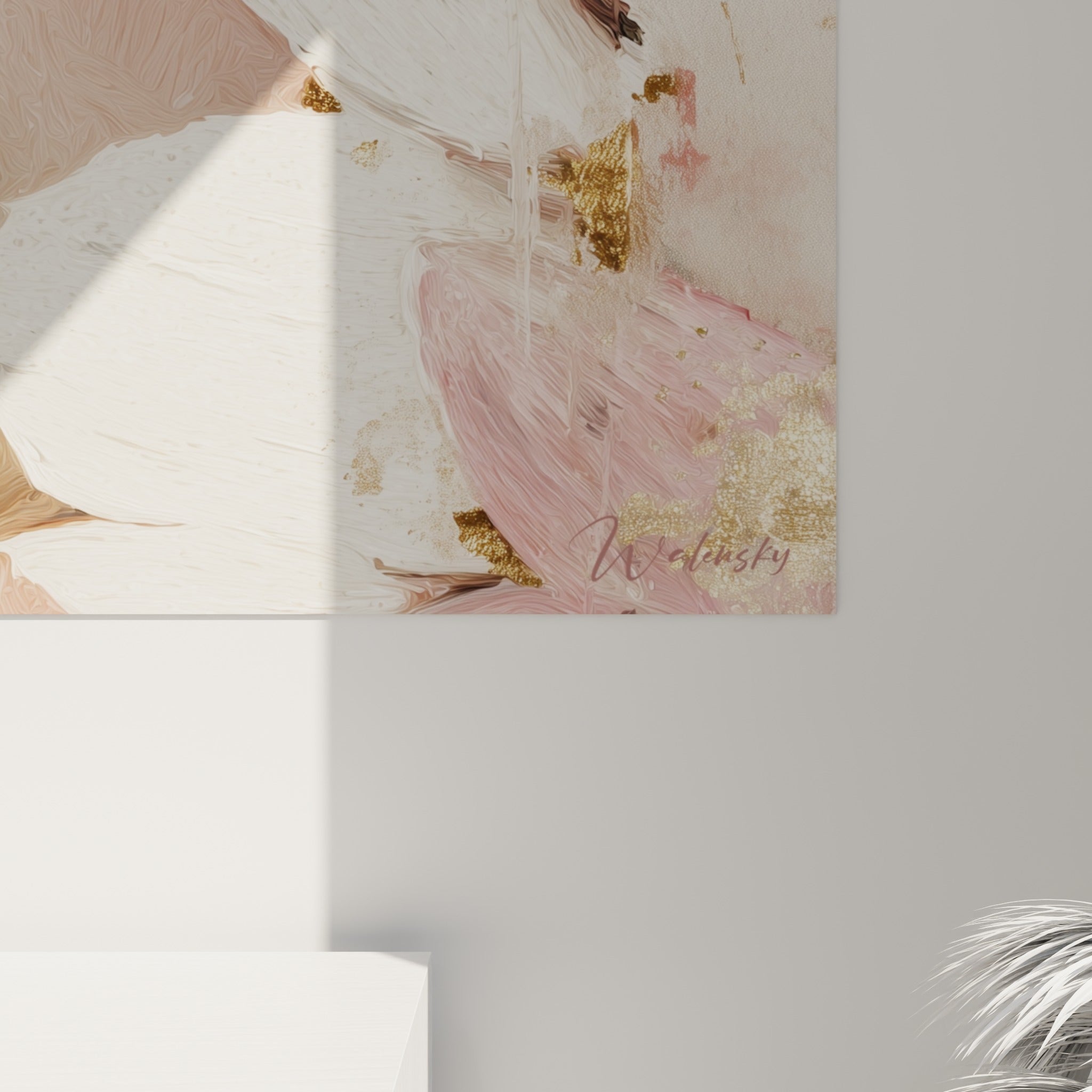 Empâtements blancs et coulures dorées se mêlant au grain rosé de la peinture sur toile