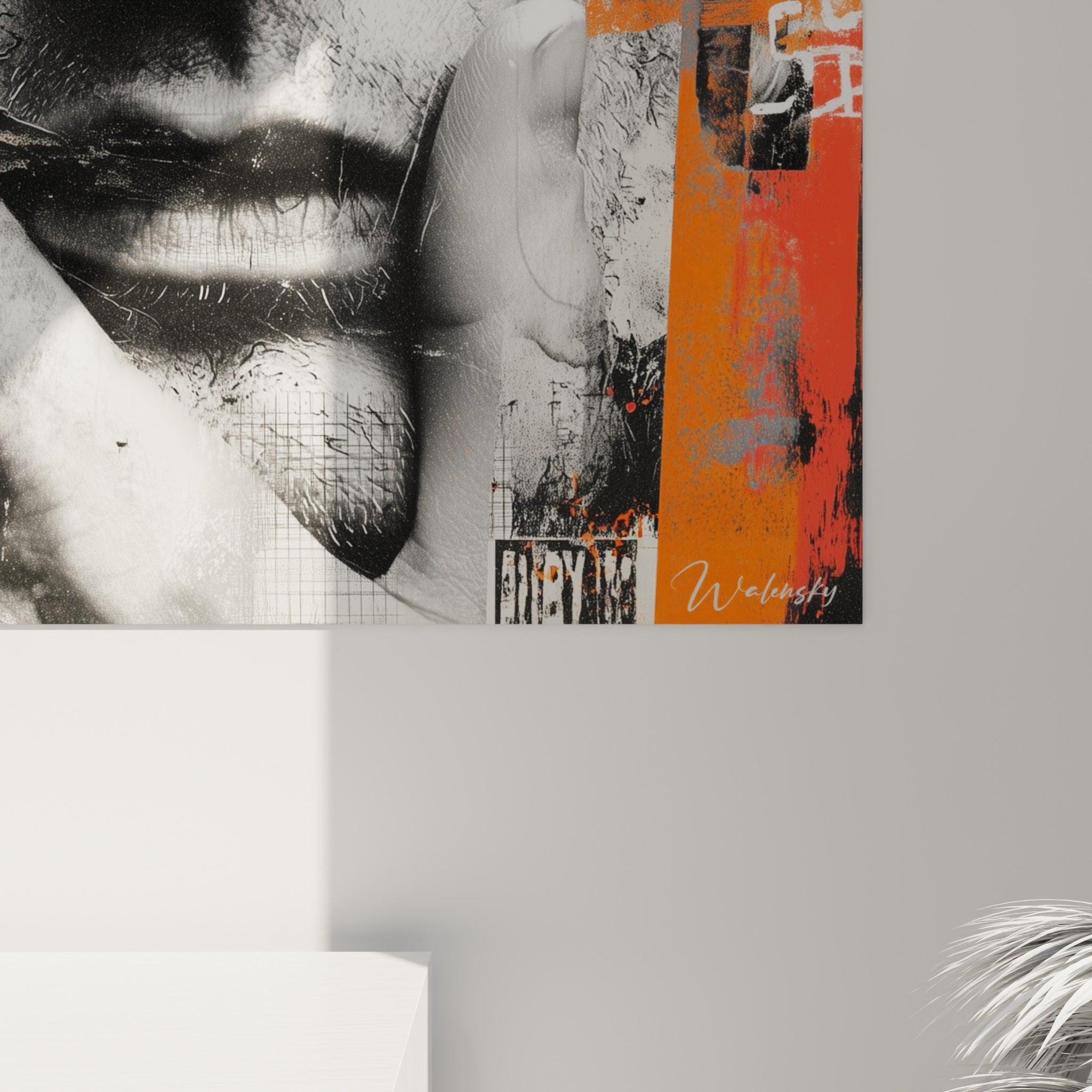 Détail des coulures orange fluorescent et du grain photographique noir et blanc sur la toile encadrée