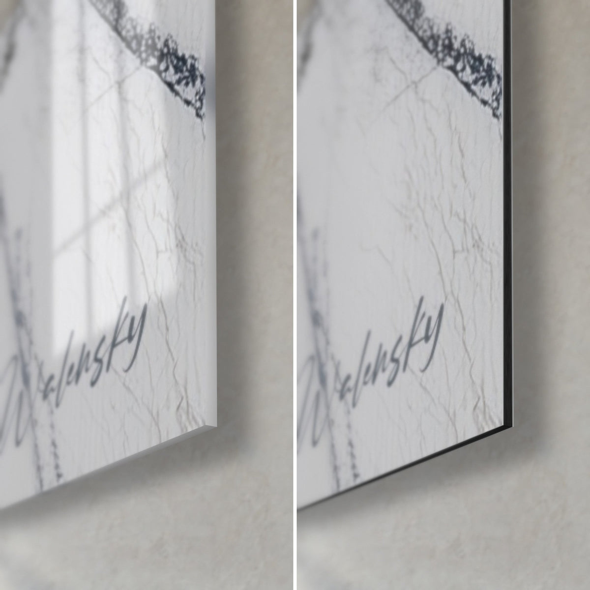 Tableau croquis de mode, coin bas droit : signature grise sur fond blanc, verre brillant à gauche, Dibond noir mat à droite, tranche de 3 mm