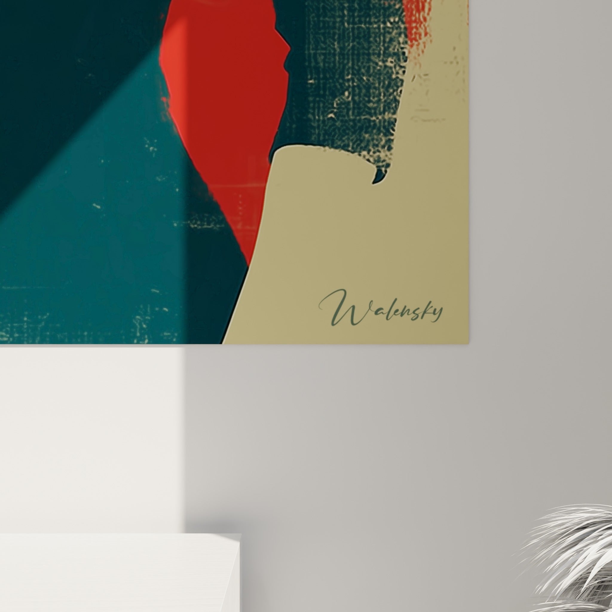 Grain texturé du visage et coulures usées séparant l'ivoire du rouge intense sur cette illustration de mode