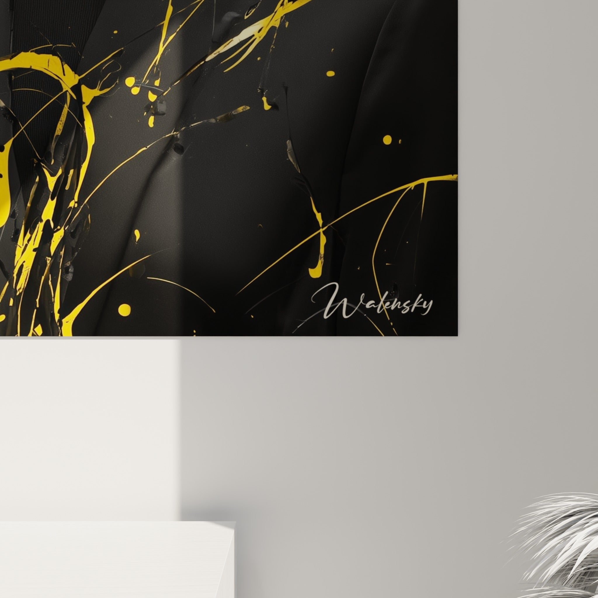 Coulures de peinture jaune moutarde et traits noirs texturés visibles en gros plan sur la toile encadrée