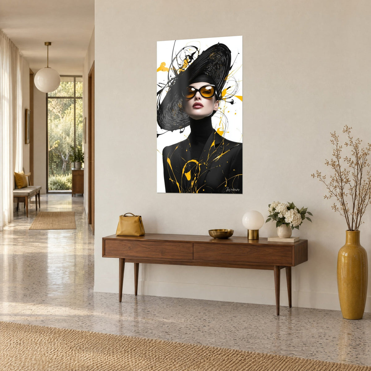 Tableau portrait de mode au col roulé noir, lèvres rose poudré et taches safran sur fond blanc, entrée au sol en terrazzo