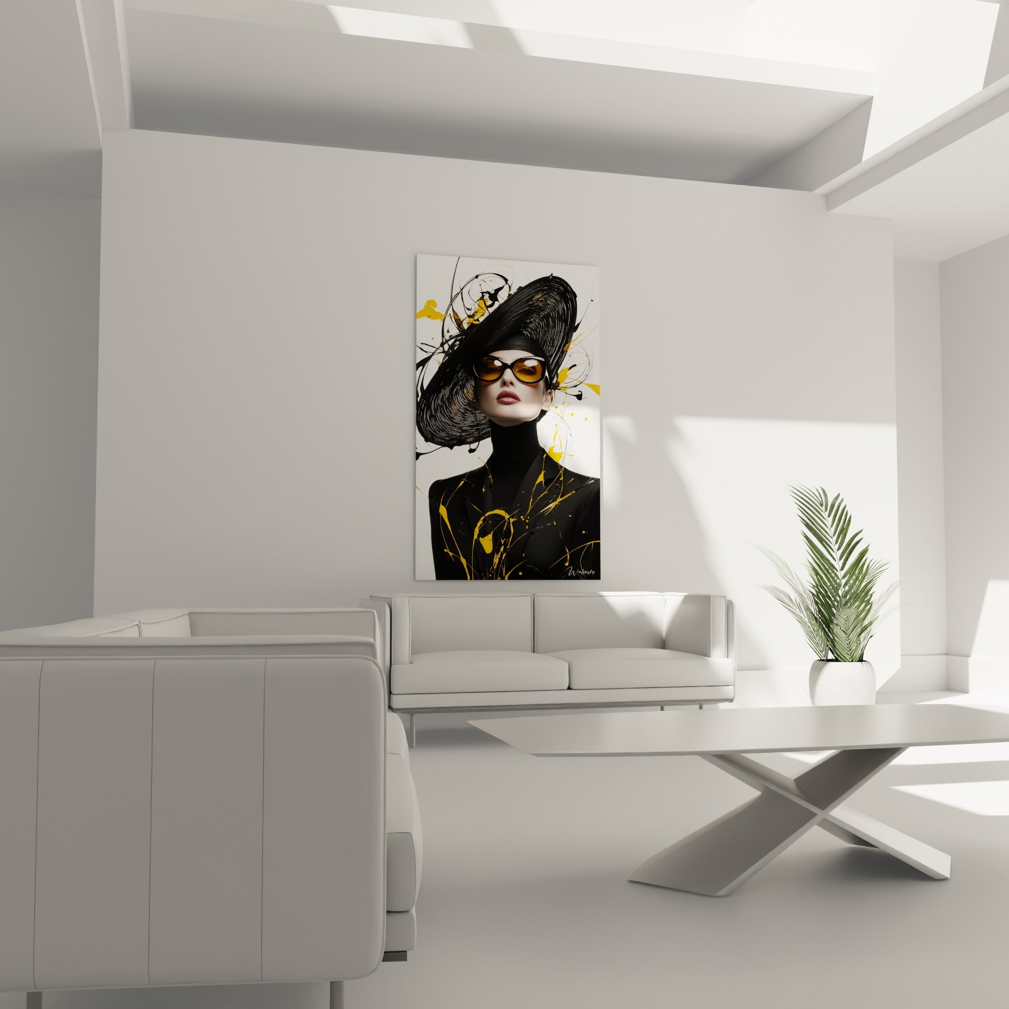 Femme élégante en veste noire éclaboussée de jaune, accrochée au-dessus d'un canapé dans un salon lumineux