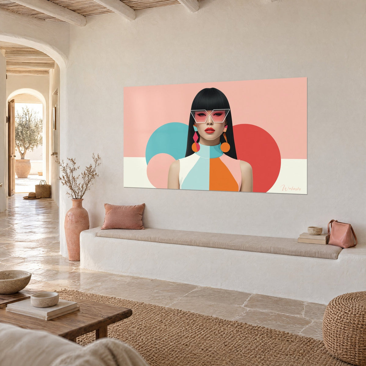 Tableau portrait de mode rétro-futuriste, haut orange et menthe, fond rose poudré, sur un mur crème d'une maison méditerranéenne