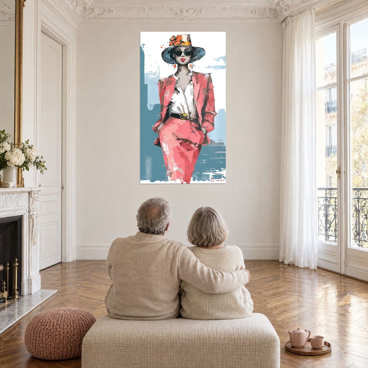 Gemälde einer eleganten Pariserin, orangefarbener und blauer Hut, korallenrotes Kostüm, gletscherblaue Pinselstriche, Paar von hinten sitzend mit Blick zur Wand