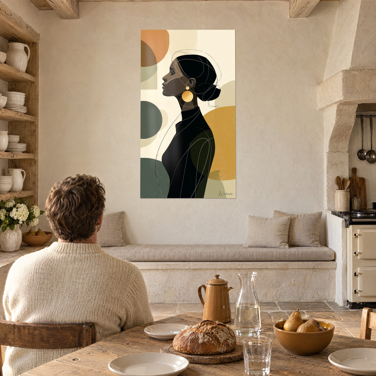 Cuadro elegante silueta de perfil, pendiente dorado, formas terracota y verde oliva, frente a una mesa de cocina de piedra