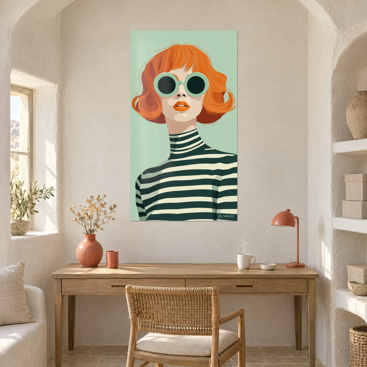 Quadro volto di moda dall'incarnato madreperlaceo, frangia rossa e montatura rotonda pastello, righe verde bottiglia e crema, scrivania in legno, casa mediterranea