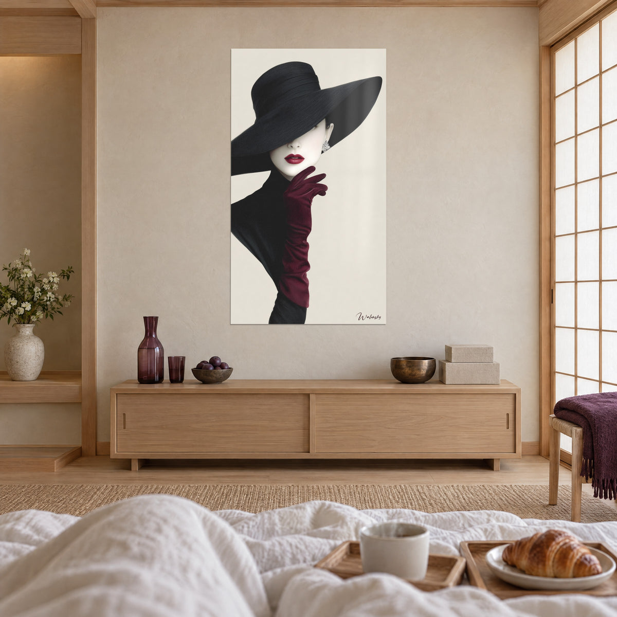 Gemälde elegante Dame mit schwarzem Umhanghut, karminrote Lippen und bordeauxroter Handschuh, elfenbeinfarbener Hintergrund, über einem Bett in einem hellen Schlafzimmer