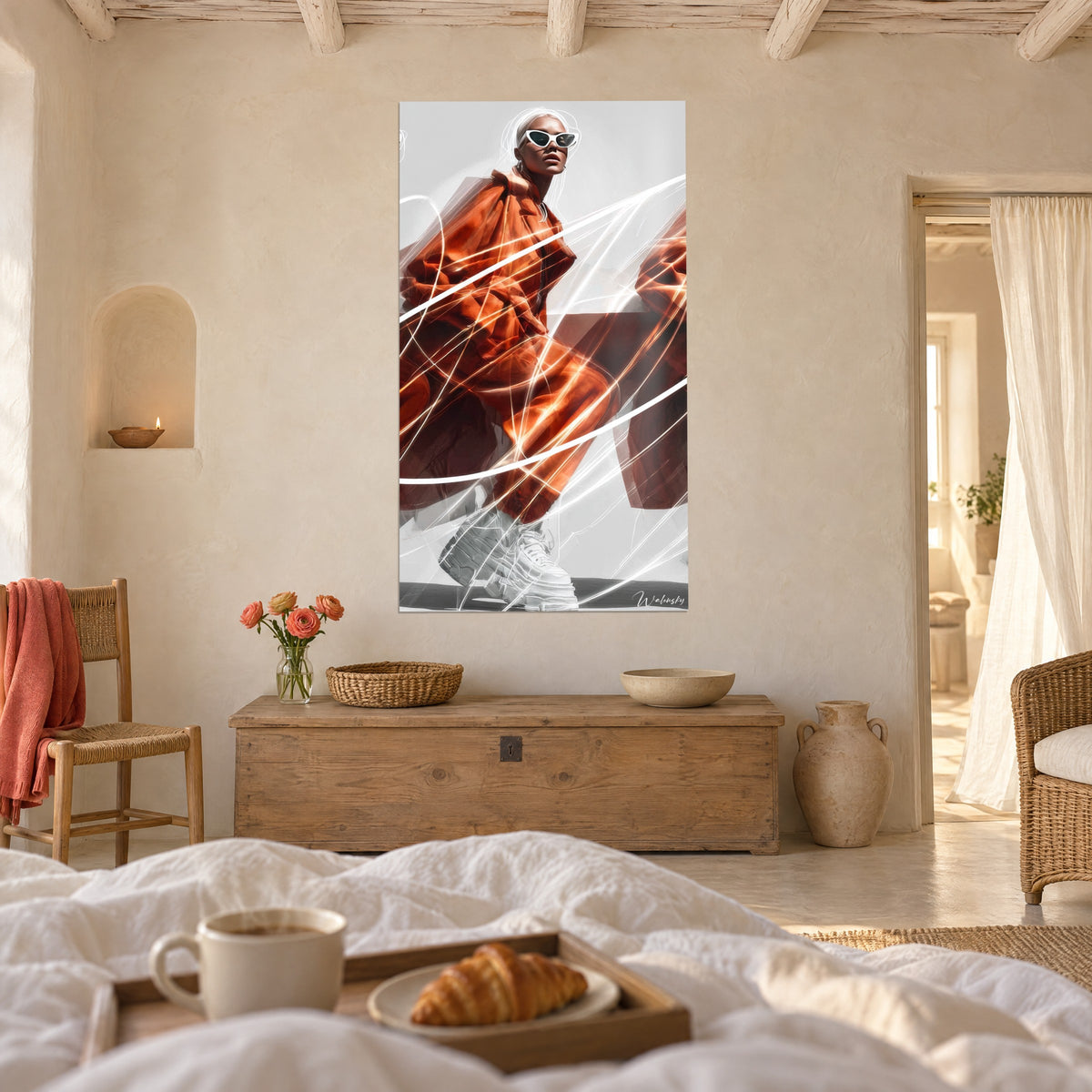 Cuadro retrato de moda con gafas de ojo de gato, conjunto amplio terracota sobre fondo gris, colgado sobre una cama en un dormitorio luminoso