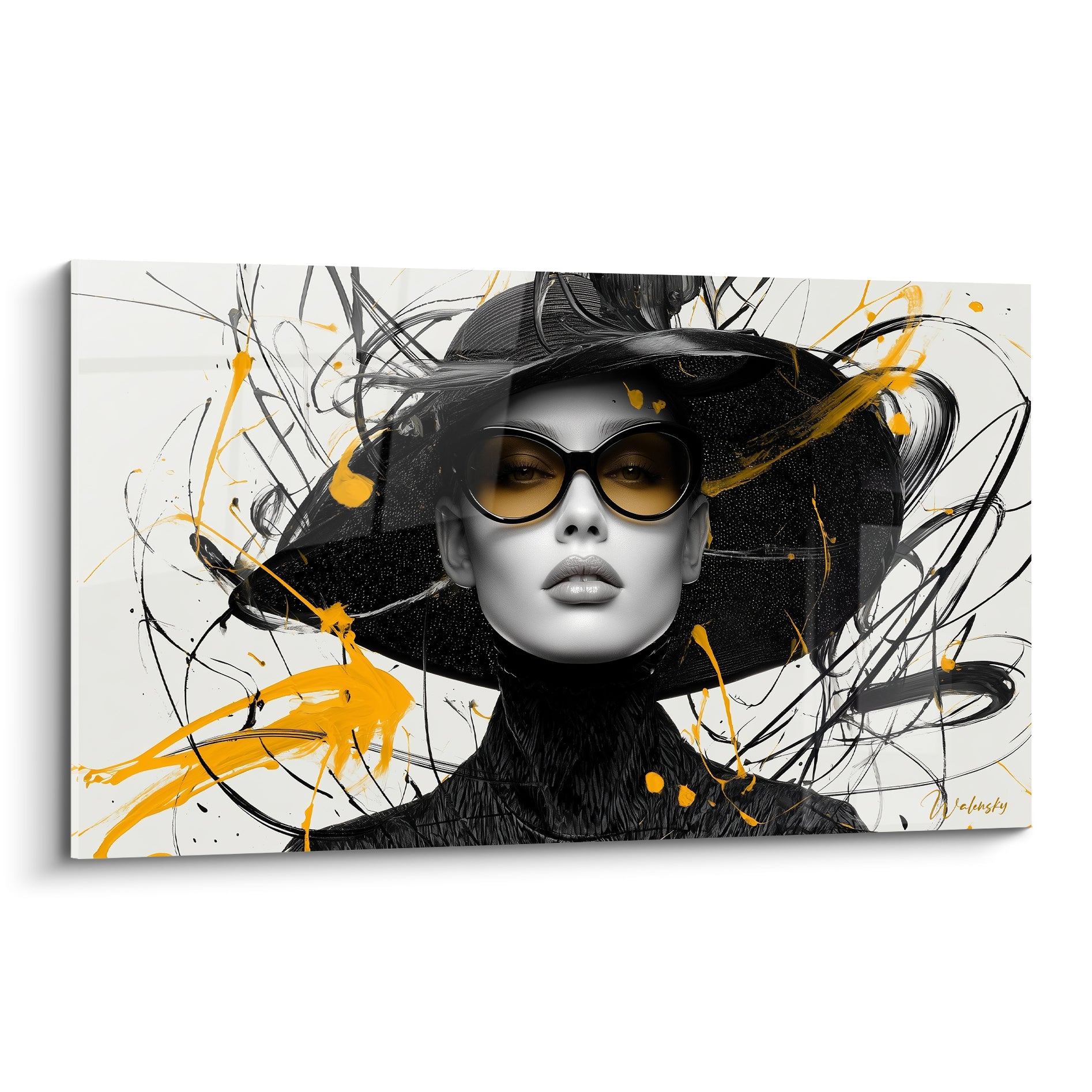 Portrait illustration de mode au chapeau noir, lunettes dorées et éclaboussures ocre sur fond blanc