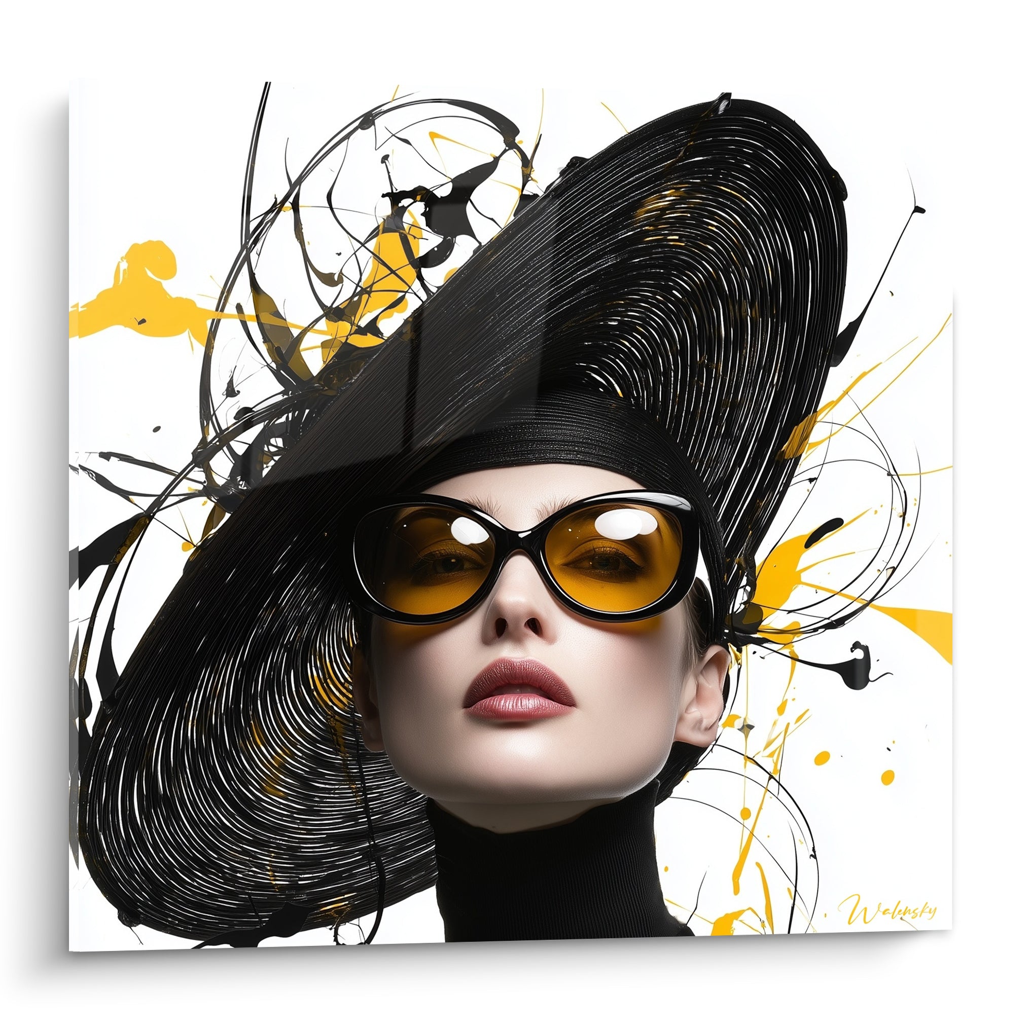 Femme au chapeau noir sculptural et lunettes jaune moutarde sur fond blanc éclaboussé