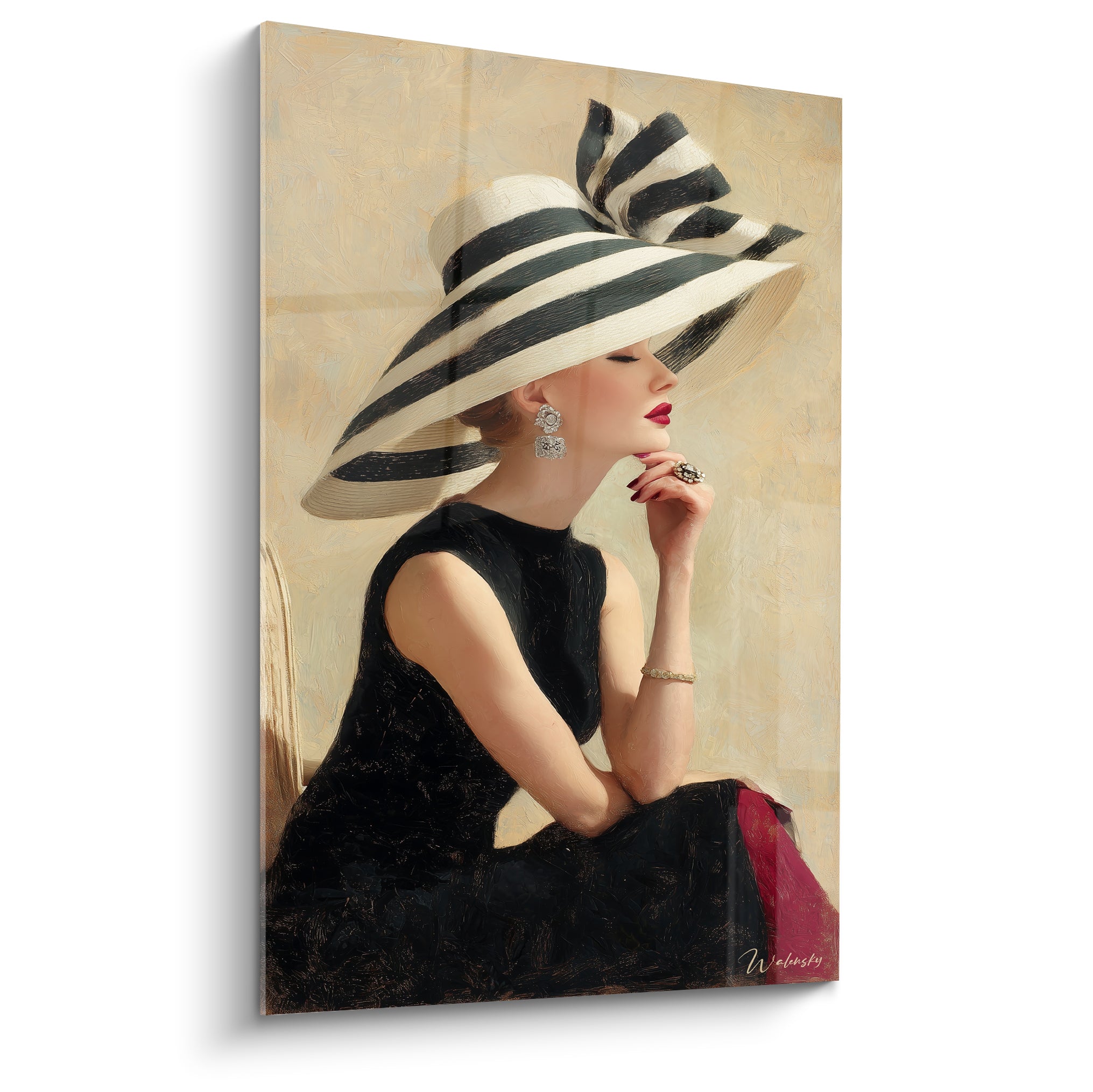 Élégante au chapeau rayé noir et blanc, robe sombre, pose de profil pensive et raffinée