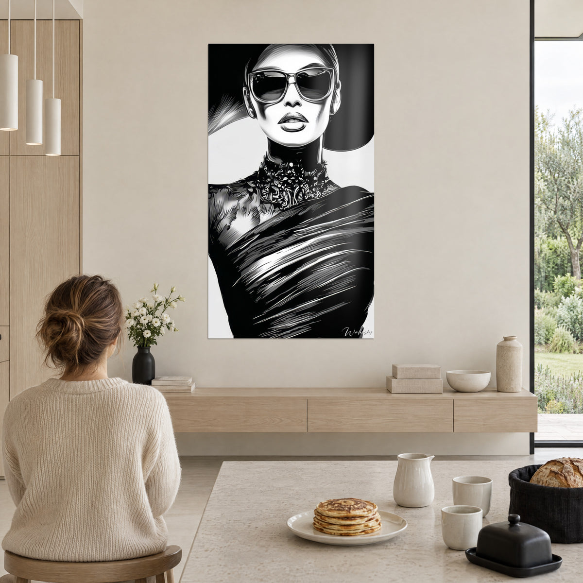 Cuadro de figura femenina chic en tinta negra y blanca, montura gruesa, sombrero de ala ondulada, pared crema, rincón de comedor luminoso