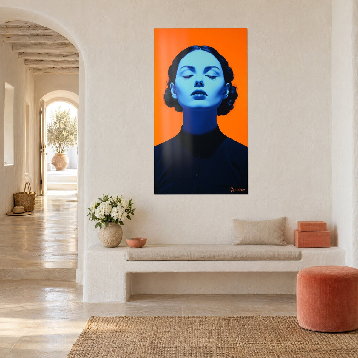 Quadro volto di donna in monocromo blu, chignon morbido di riccioli neri su fondo arancione, parete bianca calce, casa mediterranea