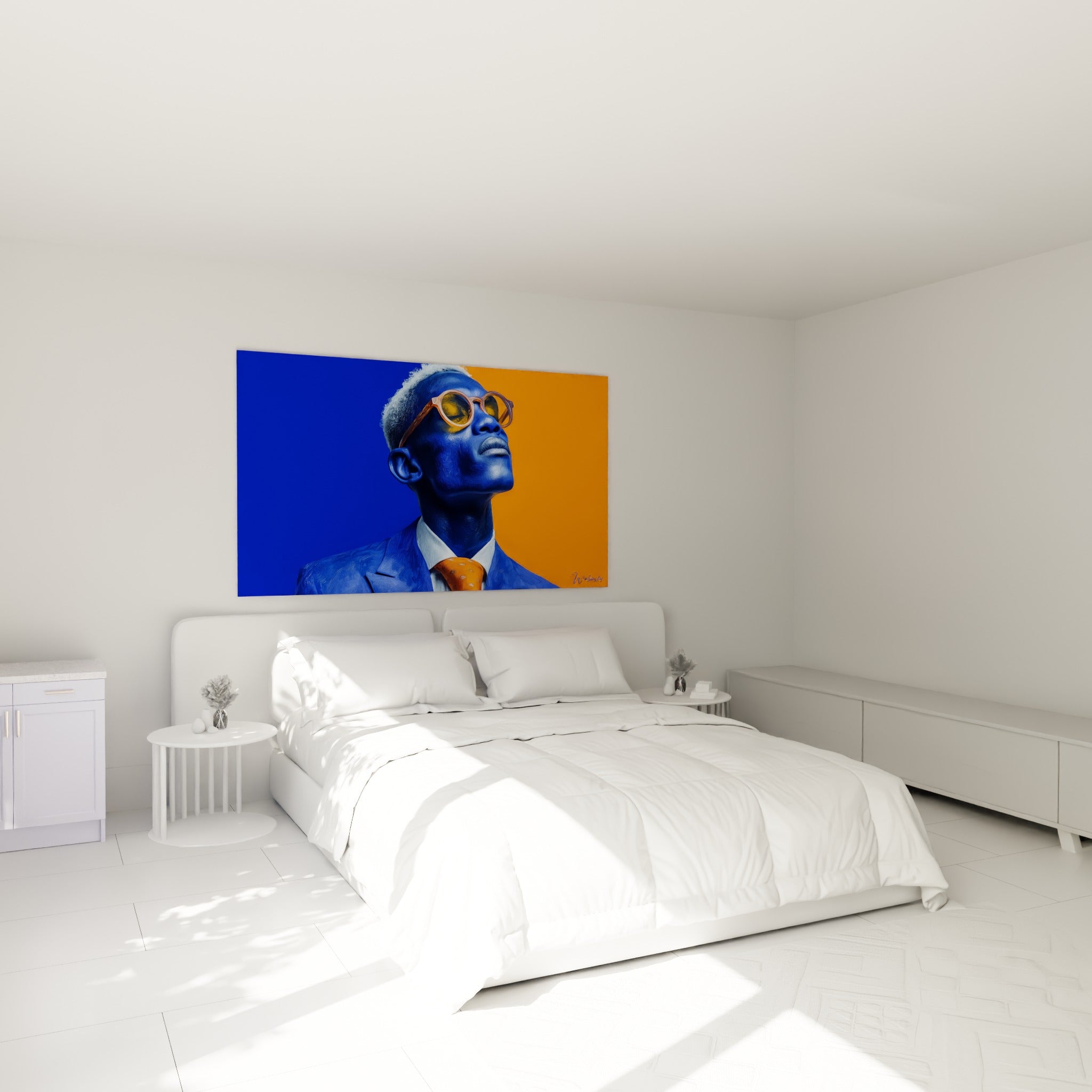 Portrait bleu et orange d'un homme élégant, menton levé, accroché au-dessus d'un lit dans une chambre claire