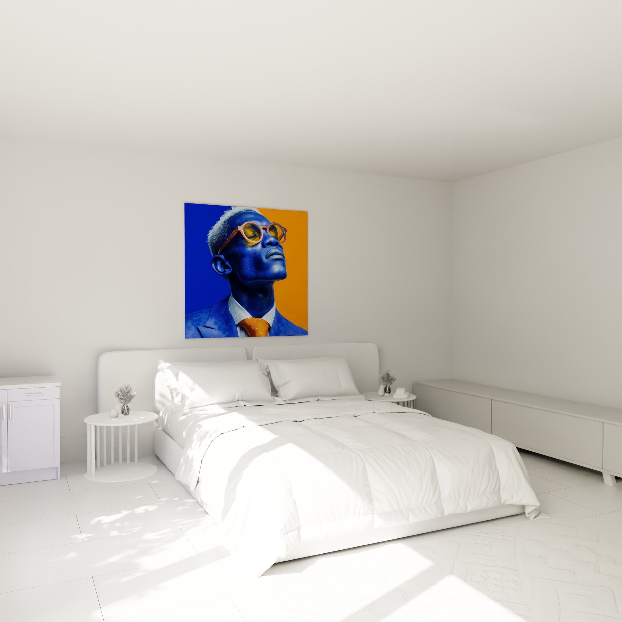 Portrait bleu et orange au menton relevé, accroché au-dessus d'un lit dans une chambre claire