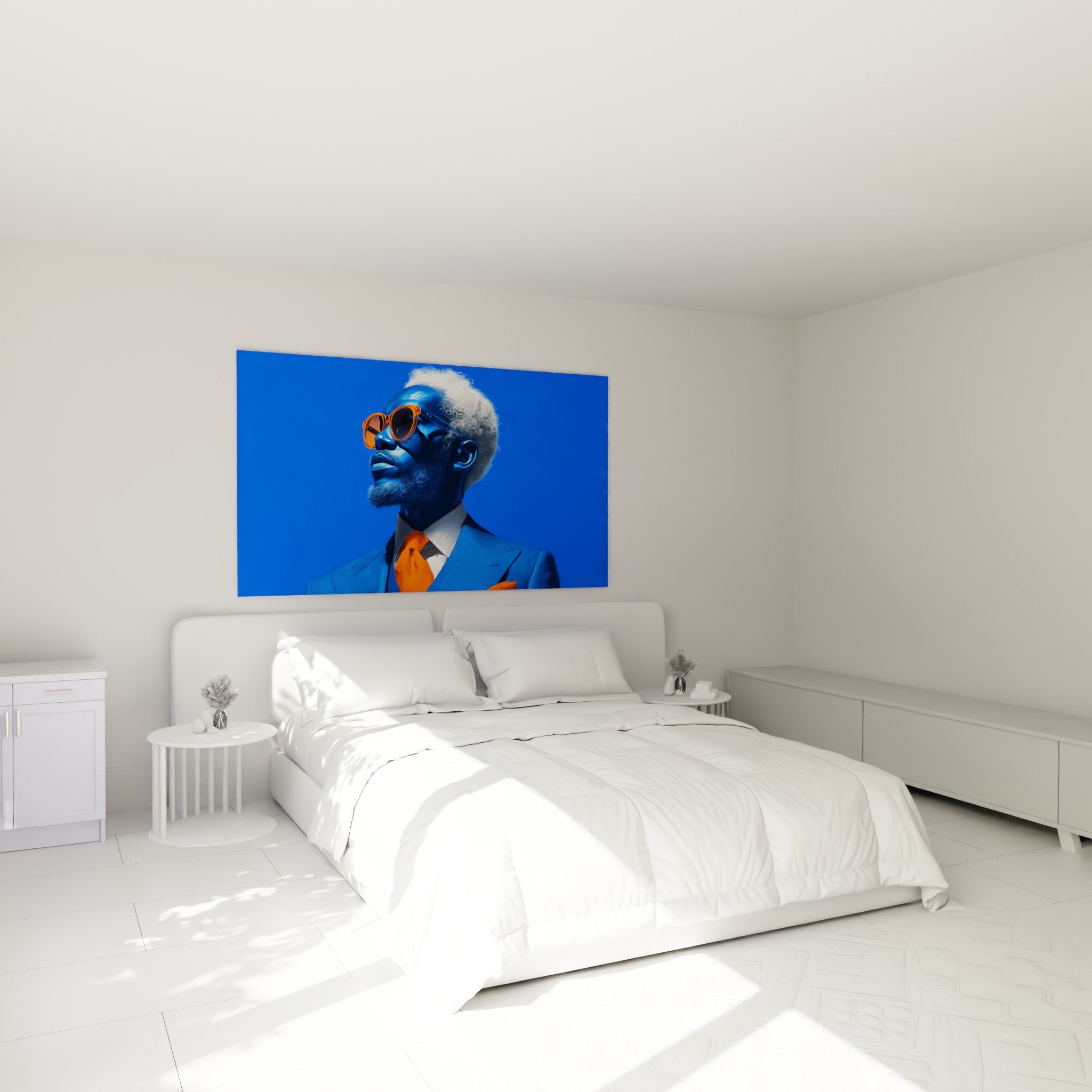 Personnage bleu électrique en costume élégant, lunettes orange, au-dessus d'un lit dans une chambre claire