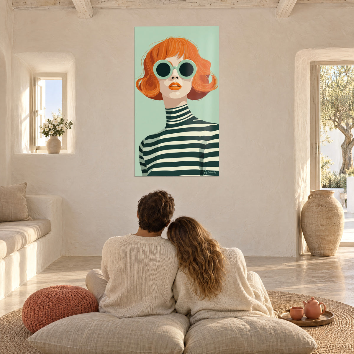 Quadro musa retrò con capelli arancioni, occhiali verde acqua, maglione a righe verdi e bianche, coppia di spalle su cuscini, casa mediterranea