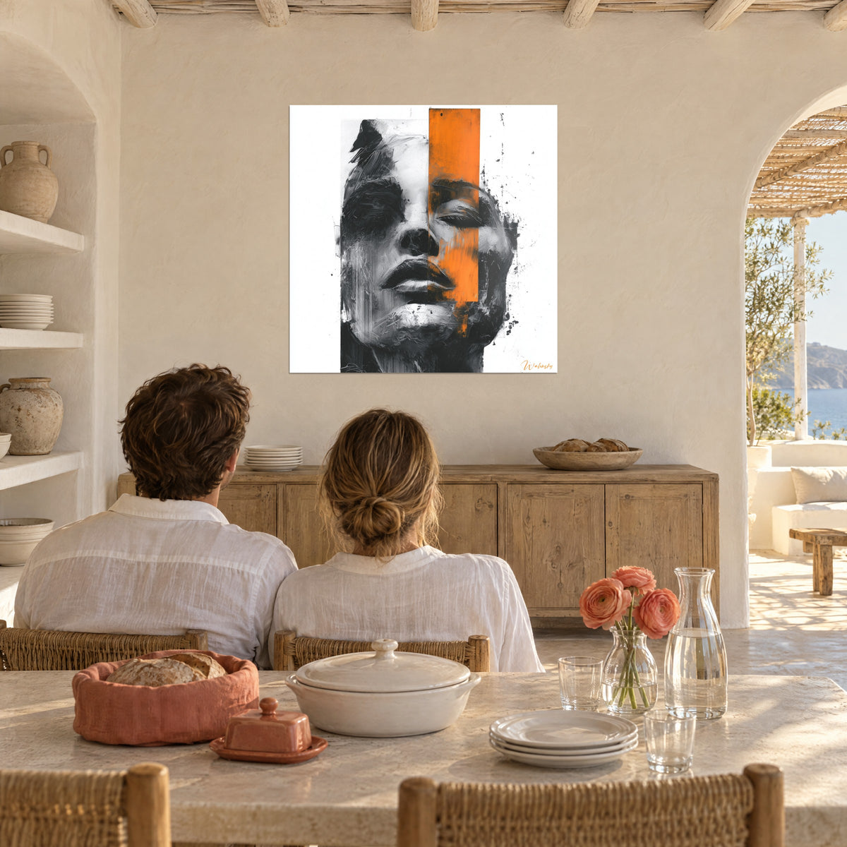 Quadro figura addormentata in grigio argentato, schizzi neri e un rettangolo arancione, di fronte a una coppia di spalle in un soggiorno color crema