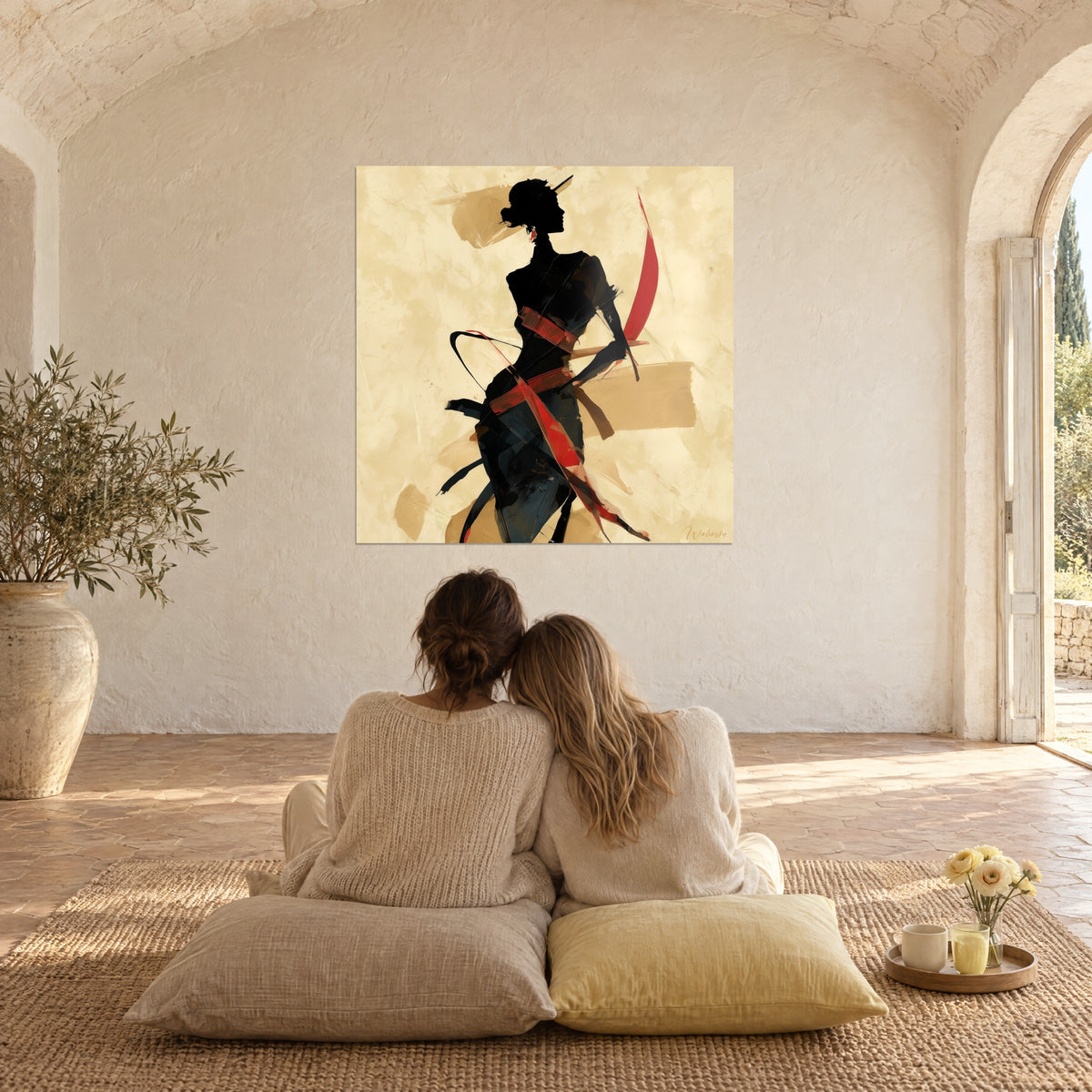 Cuadro figura femenina esbelta en negro y rojo sobre papel crema, dos mujeres de espaldas sobre cojines beige y amarillo pálido
