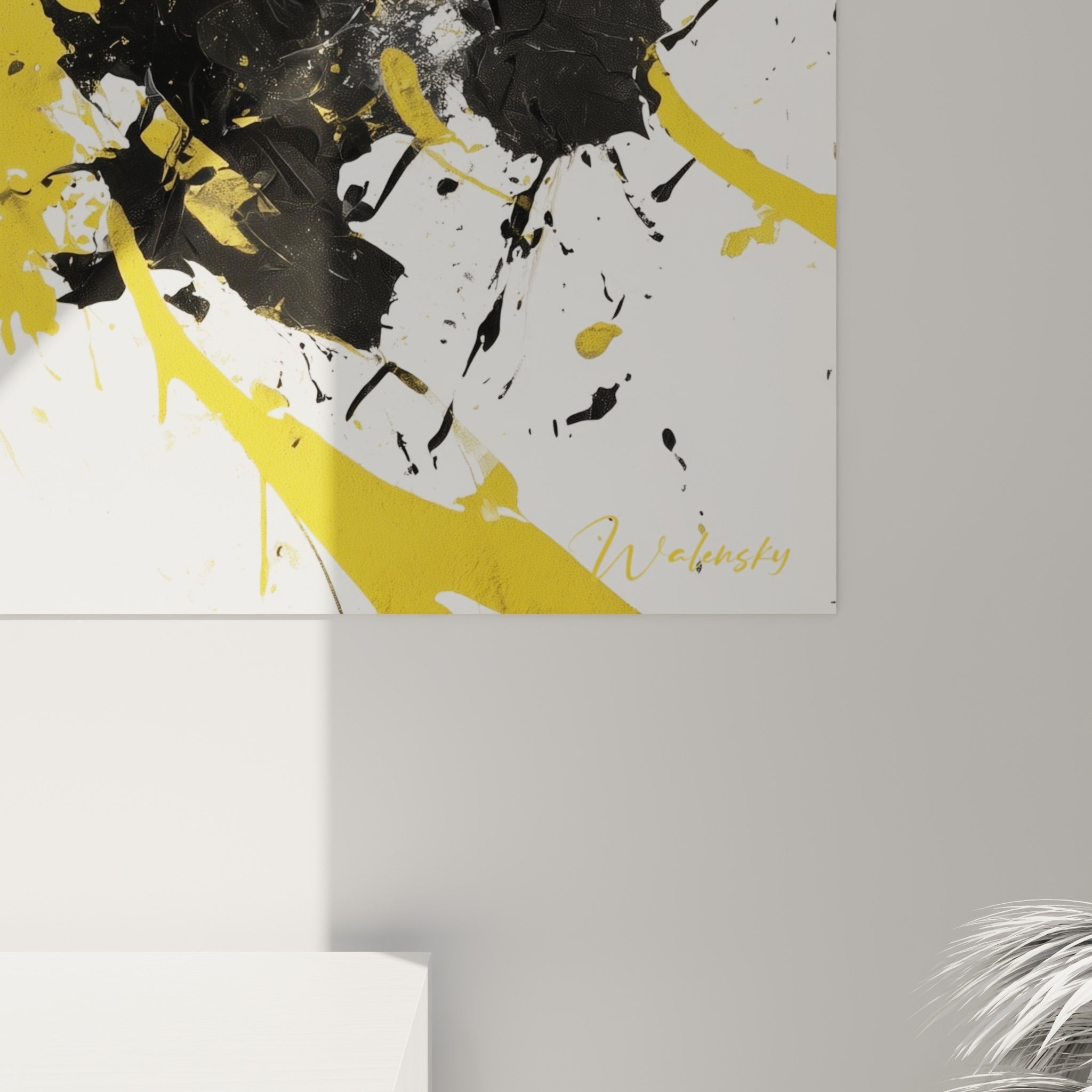 Détail des coulures de peinture jaune moutarde et noire sur le portrait, grain et empâtements visibles de près