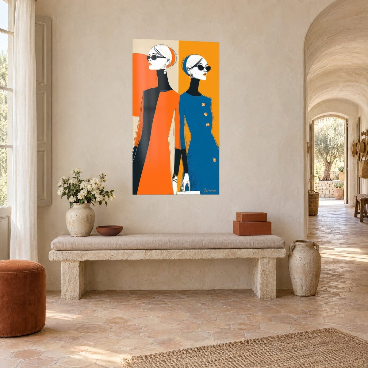 Tableau deux élégantes en lunettes de soleil, robe orange à bandes noires et robe bleue boutonnée, banc en pierre d'un mas provençal