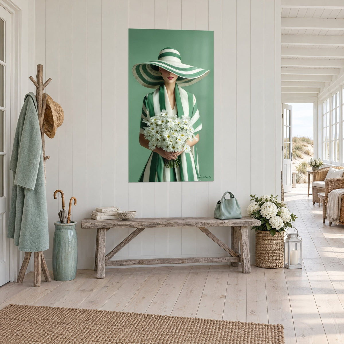 Quadro di una signora sotto un ampio cappello a righe verde salvia, mazzo di margherite bianche, consolle in legno, corridoio sul mare