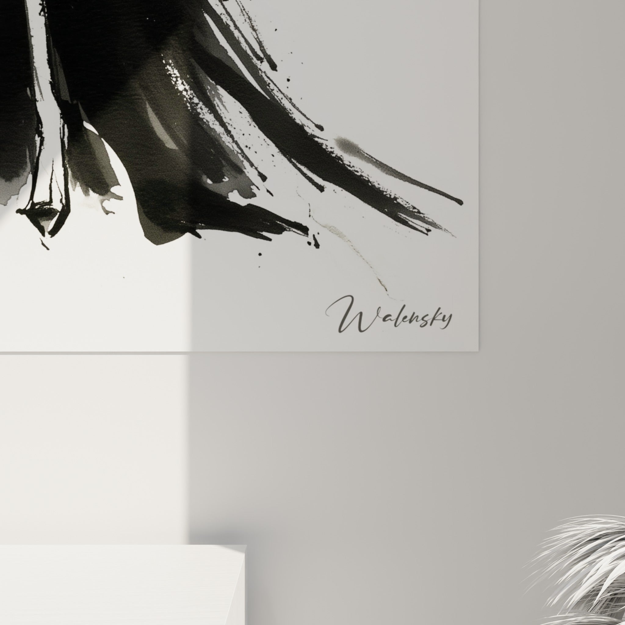 Coulures et éclaboussures d'encre noire sur grain blanc, matière brute visible en gros plan sur la toile