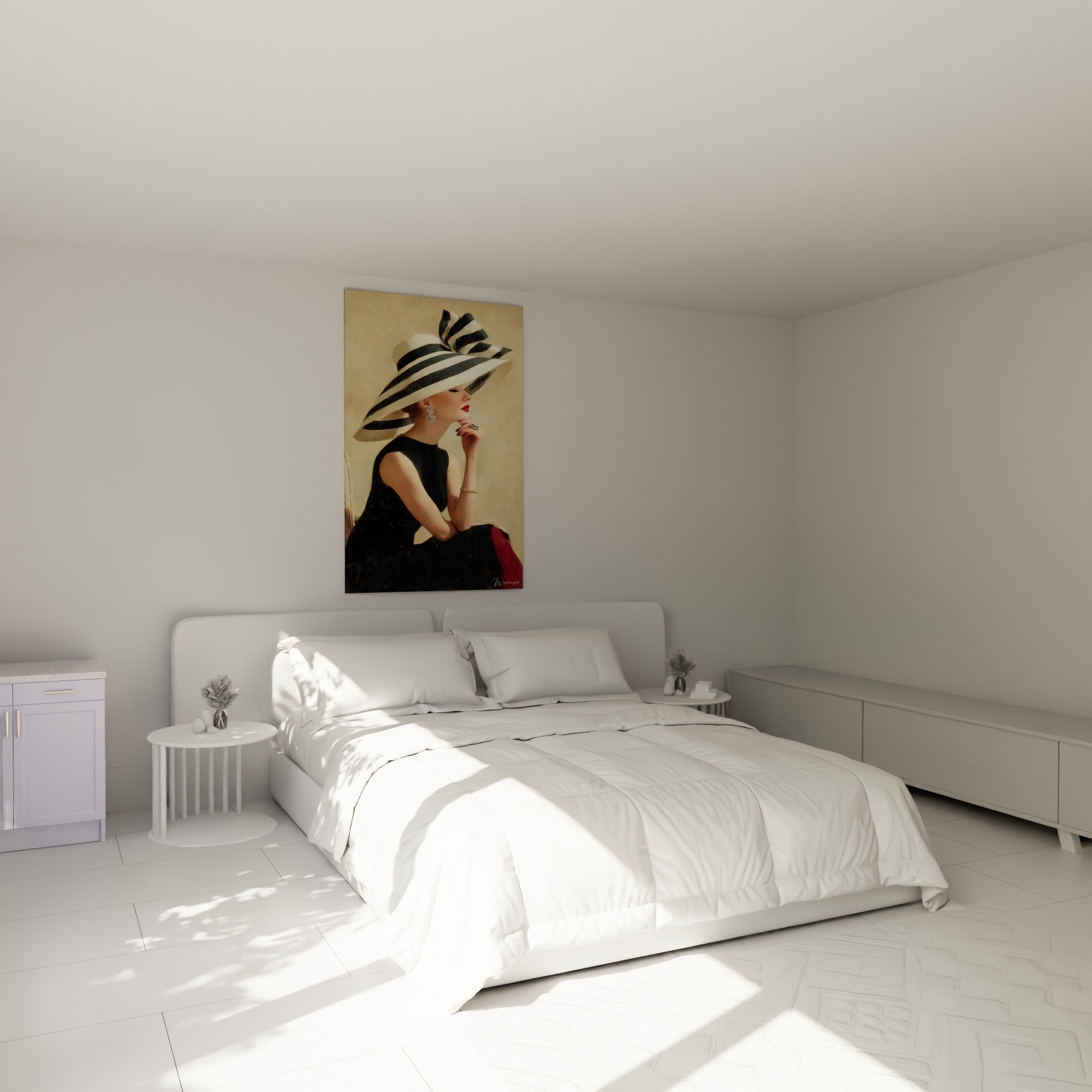 Femme au chapeau rayé et robe noire, touche bordeaux, accrochée au-dessus d'un lit dans une chambre claire