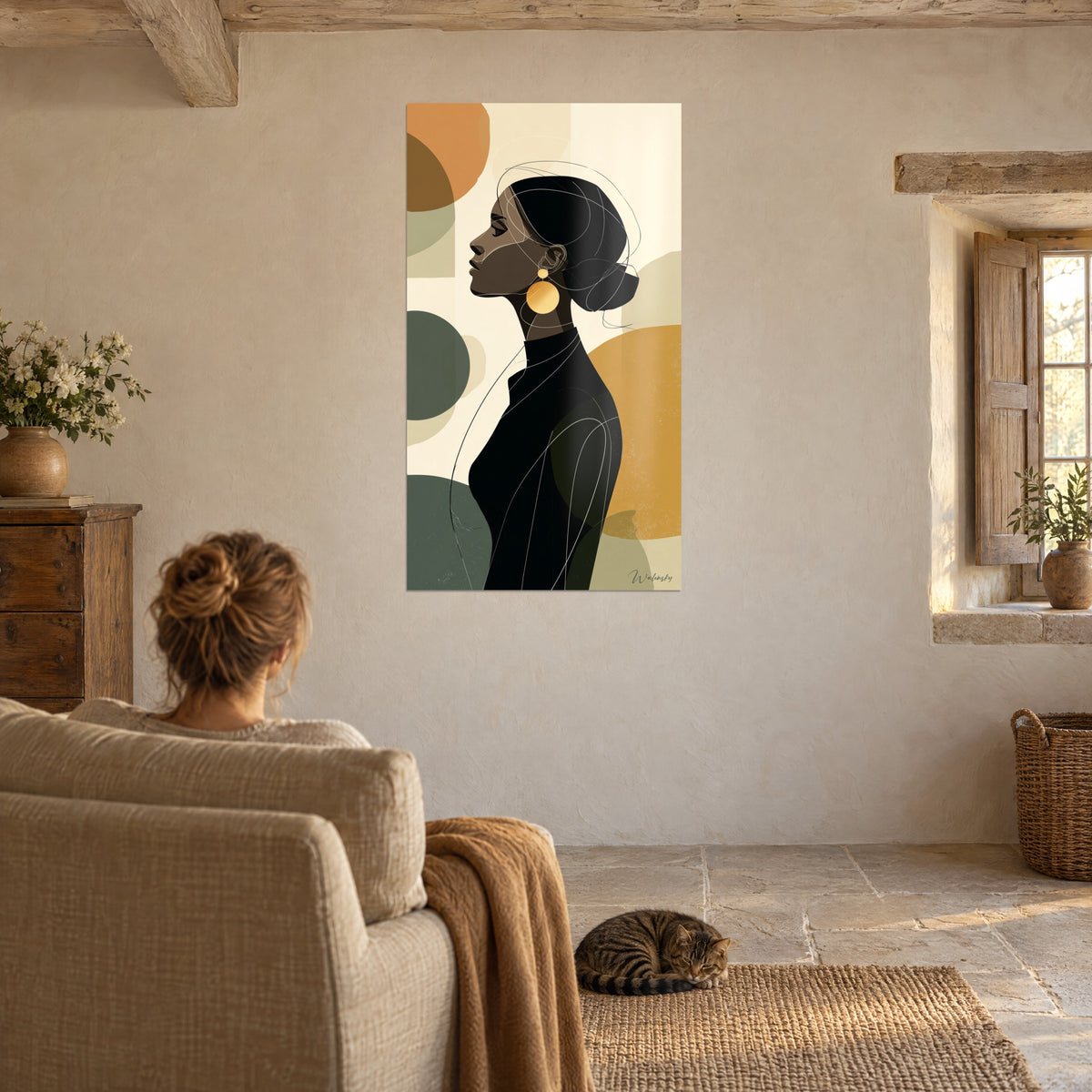 Cuadro figura femenina depurada con moño oscuro, círculos mostaza y verde salvia, frente a un sillón beige y un gato atigrado