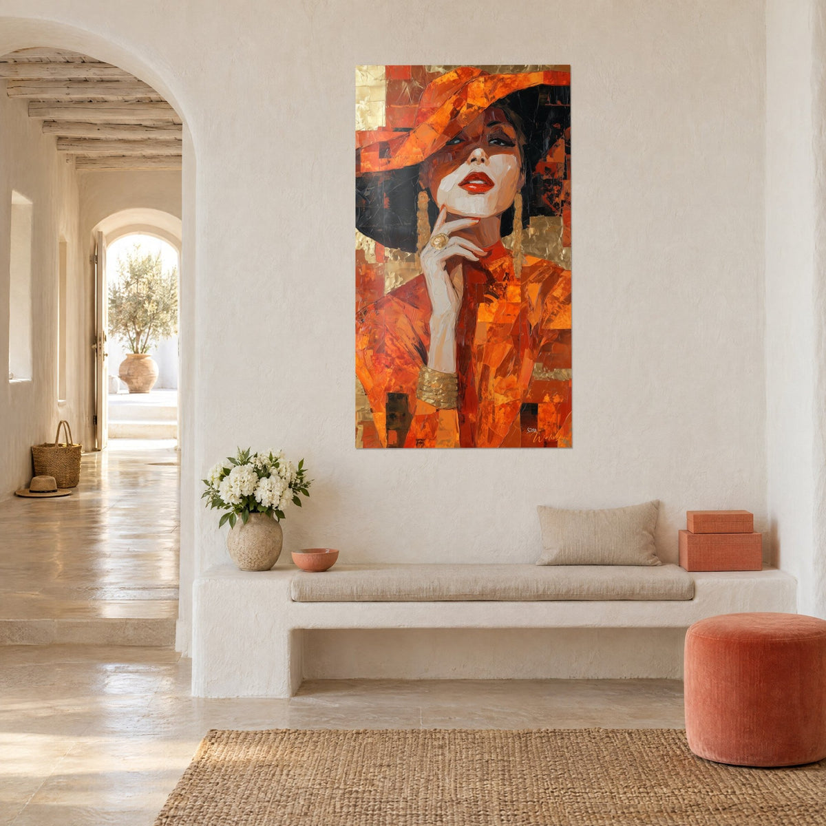 Cuadro de retrato de moda con labios rojos, sombrero naranja ancho sobre fondo dorado, pendientes colgantes, entrada blanca abovedada