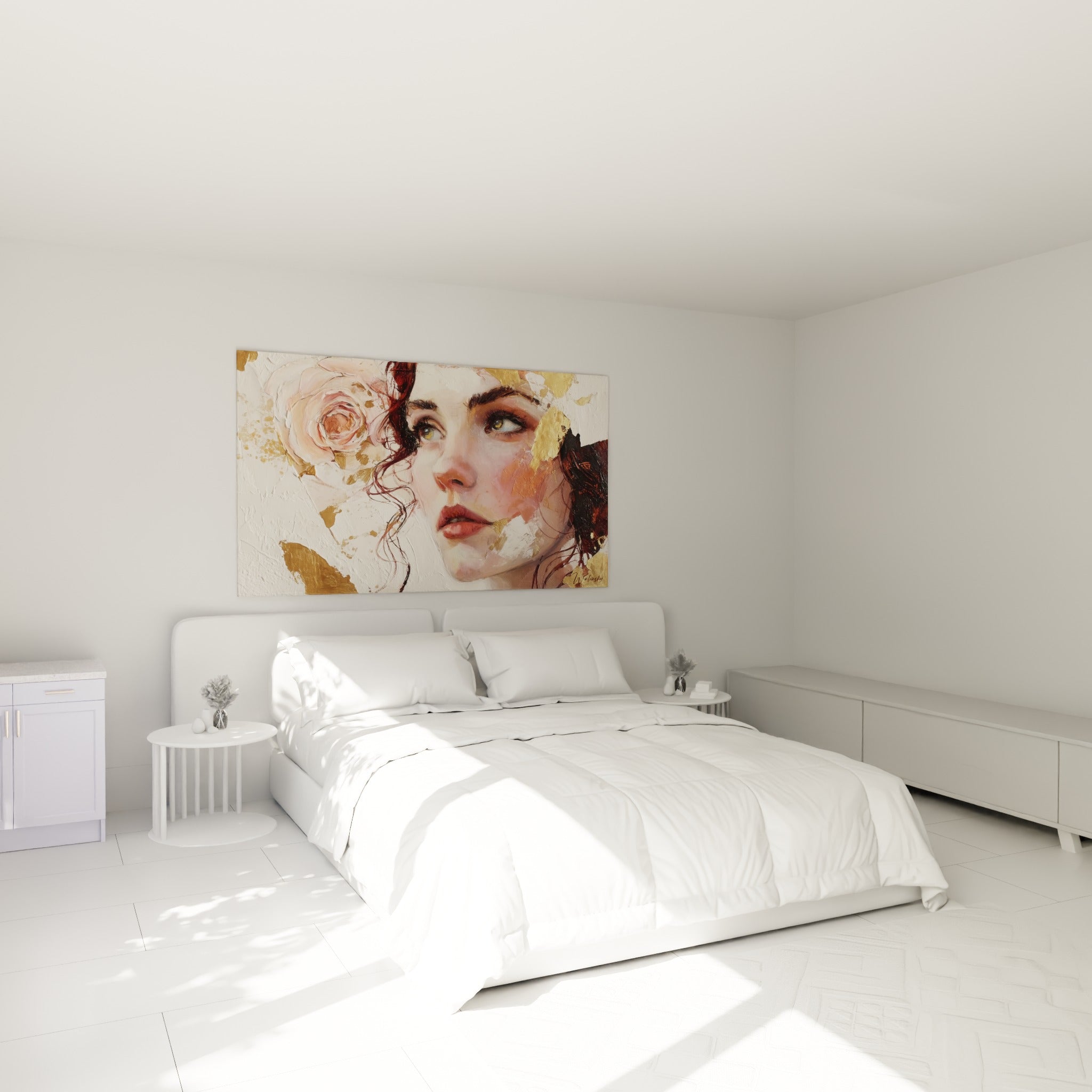 Femme au regard rêveur entourée de dorures et rose poudrée, accrochée au-dessus d'un lit dans une chambre claire