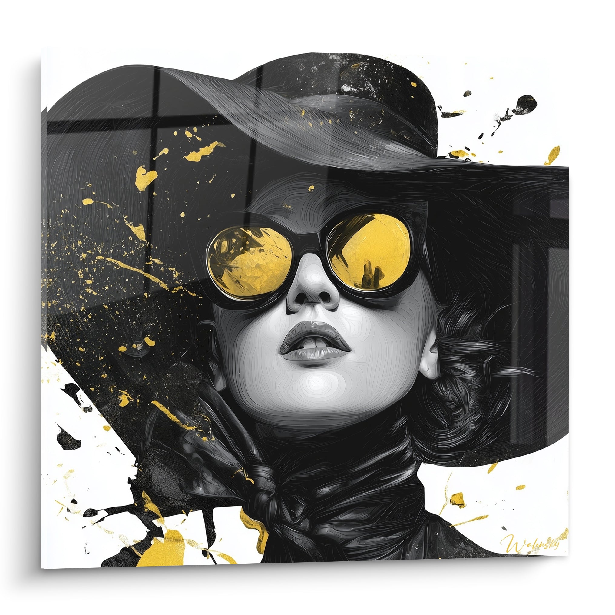 Femme au chapeau noir et lunettes dorées, éclaboussures noires et jaunes, illustration de mode graphique