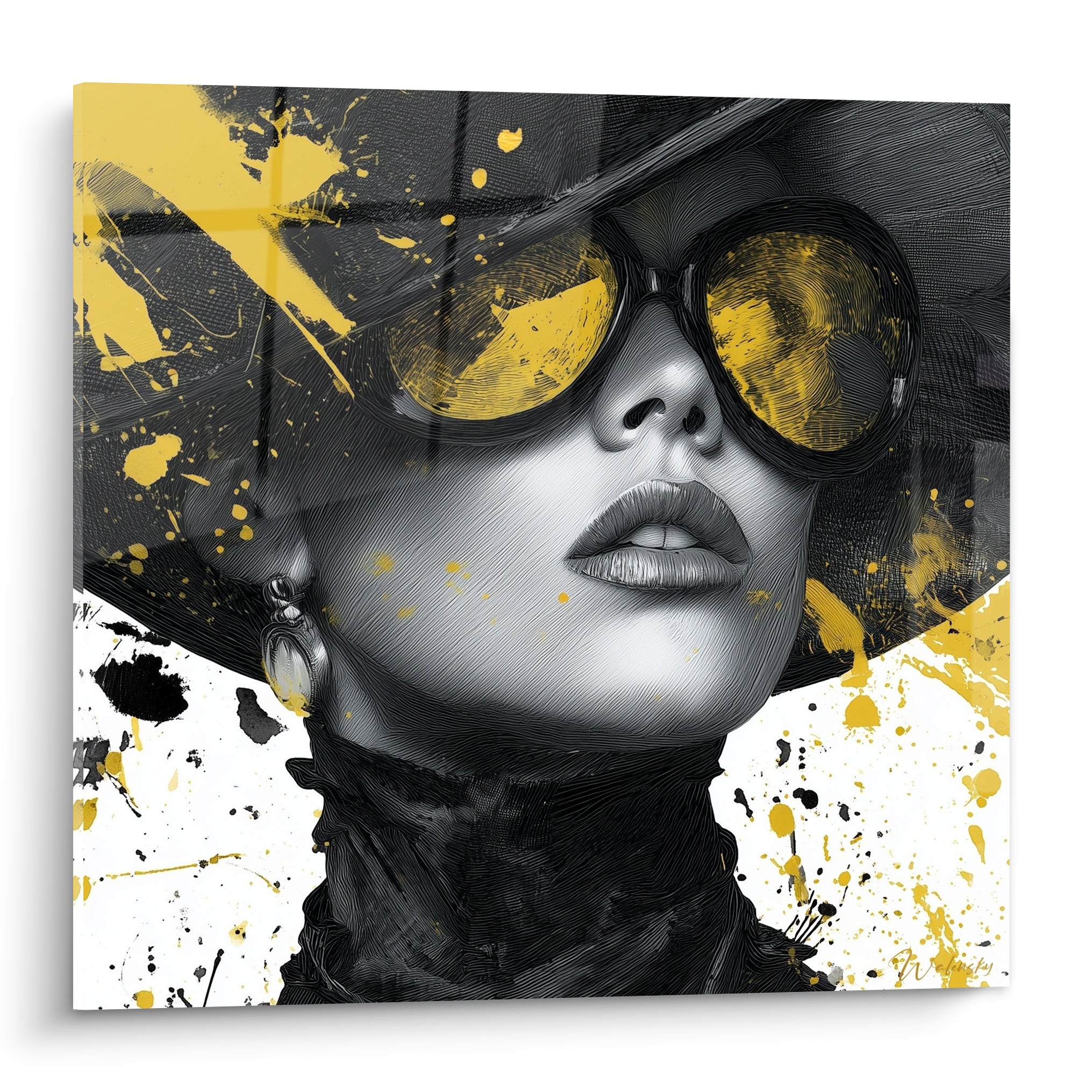 Femme au chapeau noir et lunettes jaunes, portrait graphique aux éclaboussures dorées
