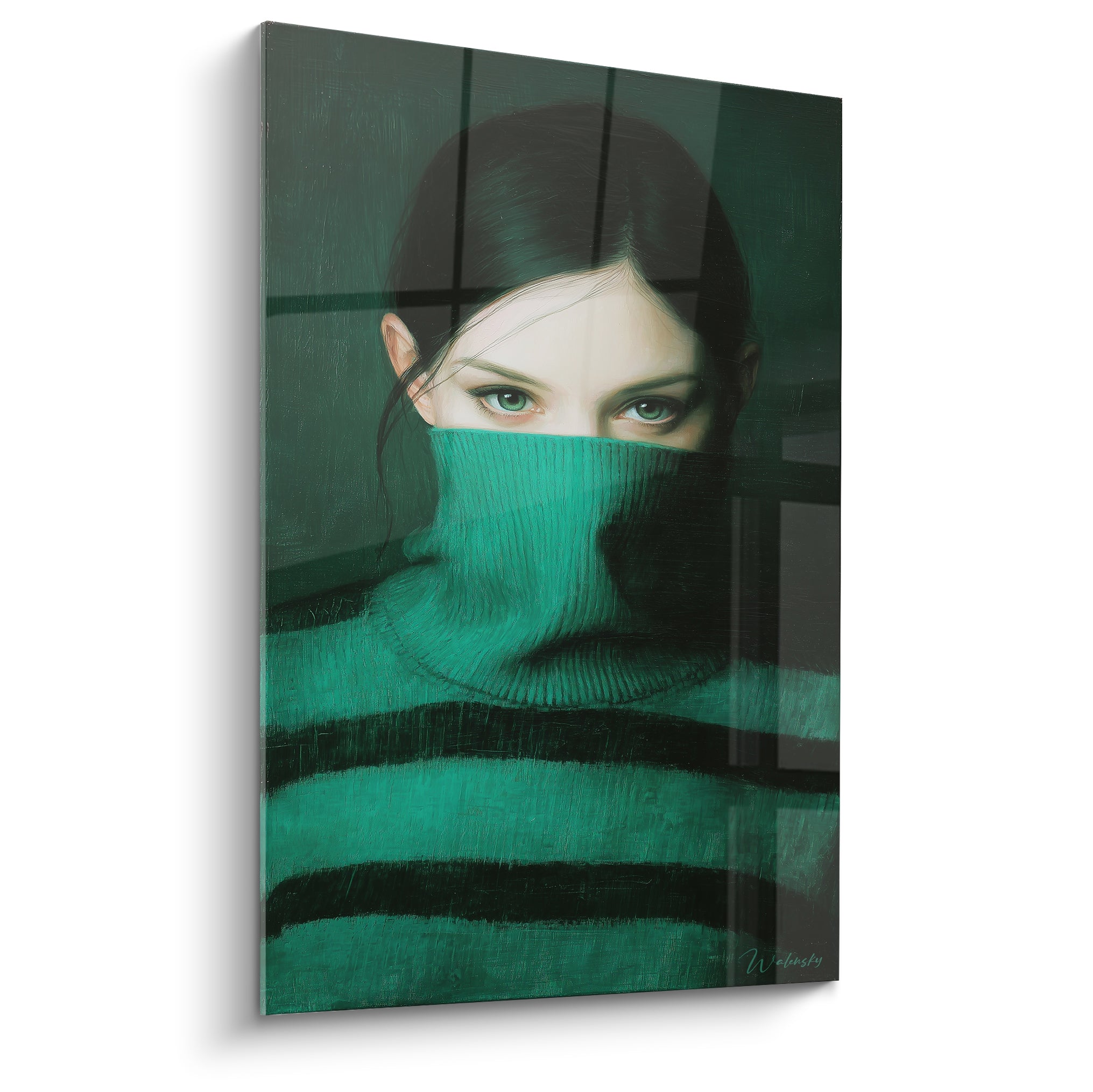 Portrait d'une femme au col roulé vert émeraude et rayures anthracite, regard clair perçant