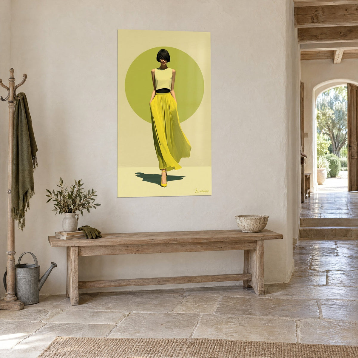 Tableau mannequin au carré noir marchant, jupe longue jaune vif et top crème, face à un banc en bois dans une entrée en pierre