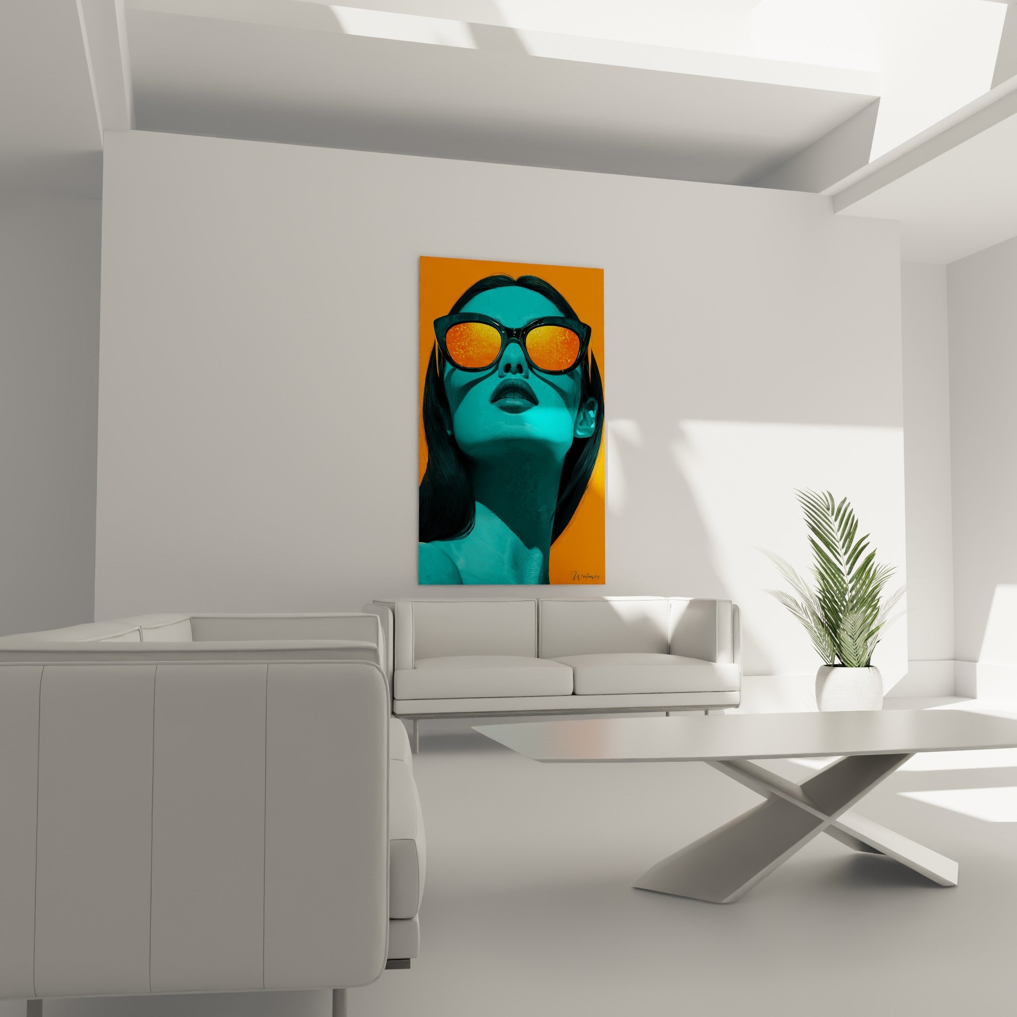 Femme au visage turquoise et lunettes orangées au-dessus d'un canapé dans un salon lumineux