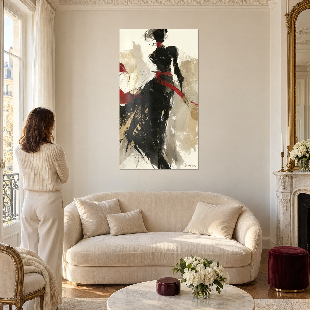 Tableau femme drapée de noir, ceinture écarlate sur fond crème et or, accrochée au-dessus d'un canapé dans un salon lumineux