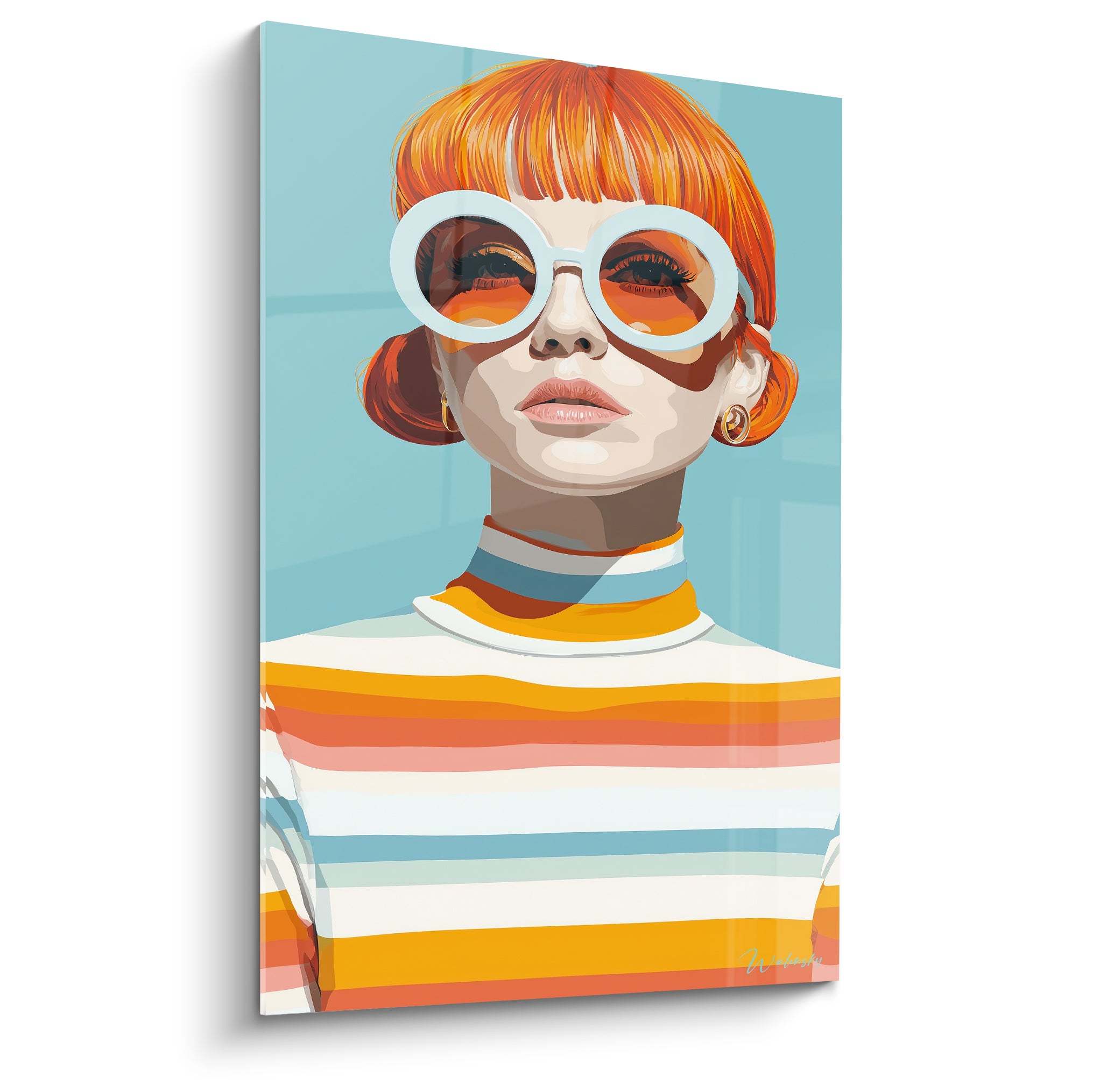 Portrait femme rousse aux lunettes blanches rondes, fond bleu ciel, pull rayé orange et jaune