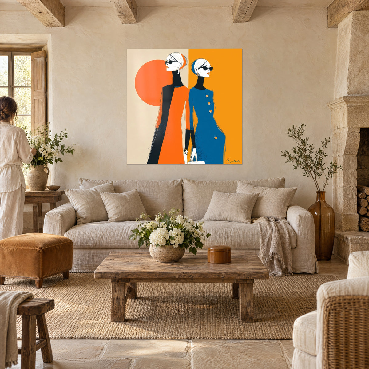 Quadro due modelle slanciate con occhiali da sole neri, abiti arancio e blu, sole arancione, sopra un divano in un soggiorno luminoso