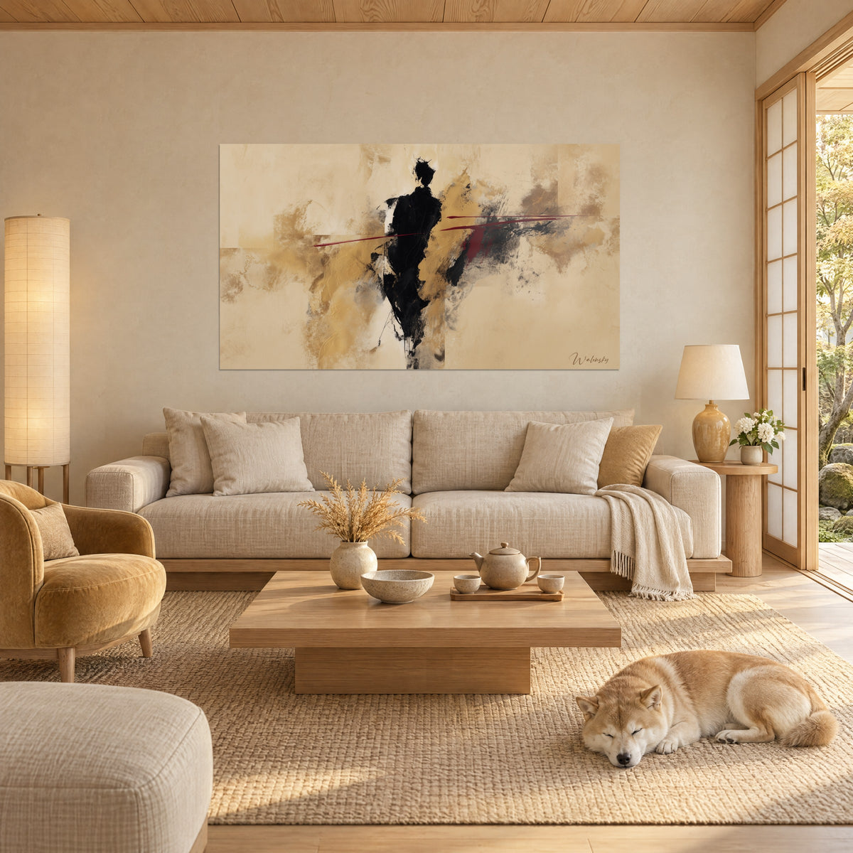 Tableau silhouette noire striée de traits rouges sur fond beige et ocre doré, Shiba couché, au-dessus d'un canapé dans un salon lumineux