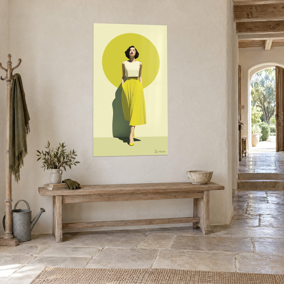 Tableau mannequin aux lèvres rouges et top crème, ombre vert sauge, cercle jaune derrière, console en bois dans une maison de pierre